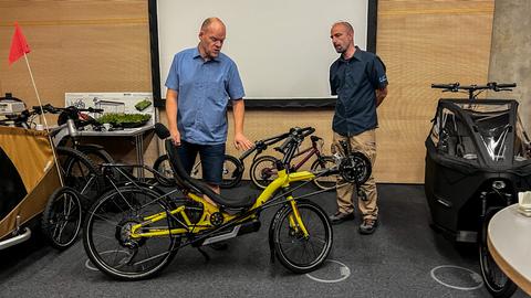 Gunnar Fehlau von pressedienst-fahrrad präsentiert die "Speedmachine" - ein Liegerad mit E-Motor aus dem Main-Taunus-Kreis.