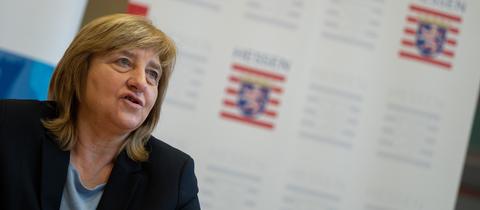 Hessens Justizministerin Eva Kühne-Hörmann bei einer Pressekonferenz