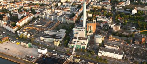 Firmengelände und Kraftwerk des Versorgungsunternehmens Energieversorgung Offenbach (EVO) von oben betrachtet