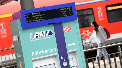 Ein RMV-Fahrkartenautomat an einem Gleis