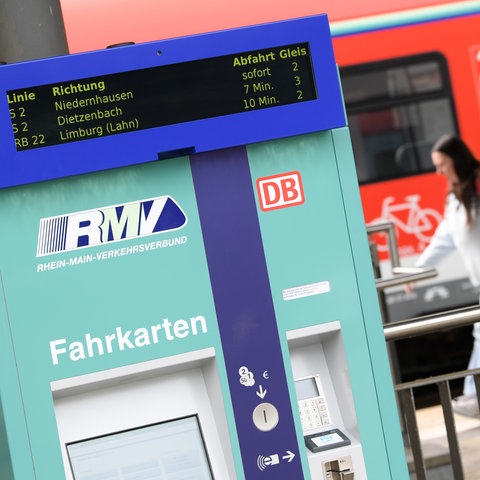 Ein RMV-Fahrkartenautomat an einem Gleis