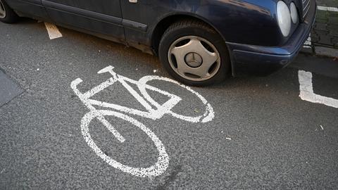 Ein falsch geparkter Mercedes steht im Frankfurter Stadtteil Nordend auf einer Fahrradspur.