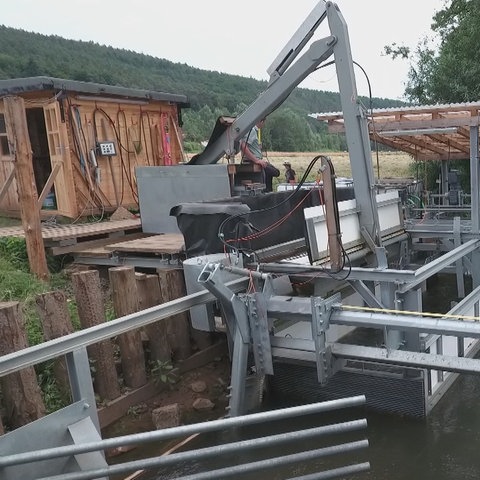 Prototyp der Fangkammer - große metallene Körbe - an einem Fluss