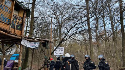 Polizisten im Fechenheimer Wald 