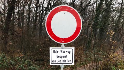 Weg mit Sperrschild davor