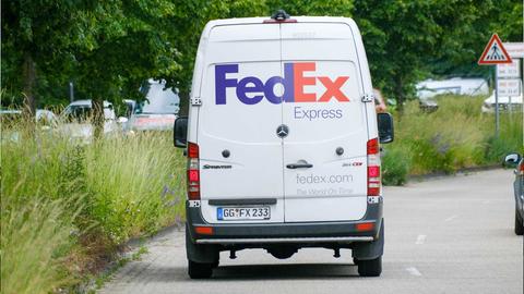 FedEx-Lieferwagen von hinten auf einer Straße.