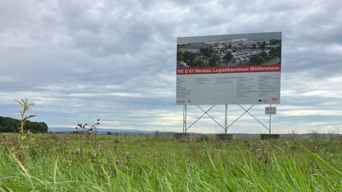 Wiese, dahinter ein Schild