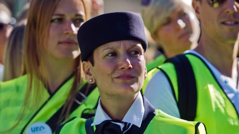 Lufthansa-Flugbegleiterinnen tragen Streikwesten der Gewerkschaft Ufo.