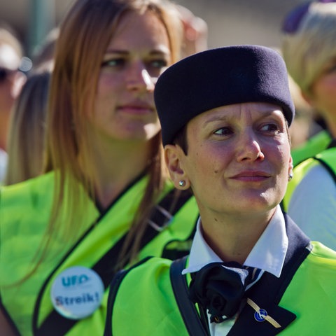Lufthansa-Flugbegleiterinnen tragen Streikwesten der Gewerkschaft Ufo.