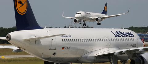 Flugzeug bei der Landung am Flughafen Frankfurt