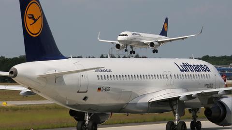 Flugzeug bei der Landung am Flughafen Frankfurt