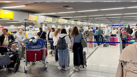 Reisende am Frankfurter Flughafen