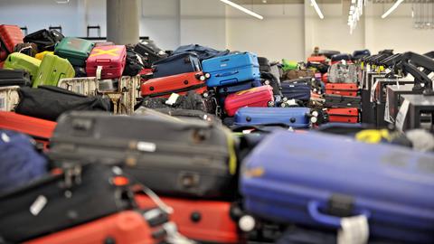 Koffer stapeln sich am Frankfurter Flughafen bei der Gepäckabfertigung