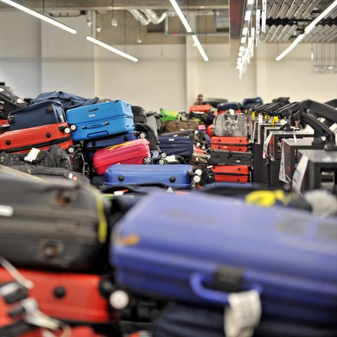 Koffer stapeln sich am Frankfurter Flughafen bei der Gepäckabfertigung