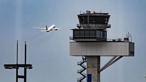 Startendes Flugzeug am Frankfurter Flughafen