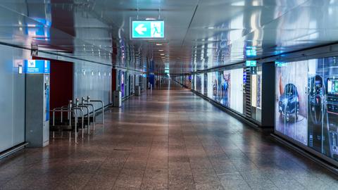 Menschenleerer Gang im Terminal 1 des Frankfurter Flughafens.
