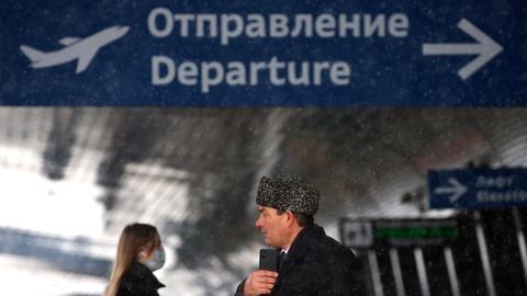 Hinweisschild "Abflüge" am Flughafen Pulkovo in St. Petersburg