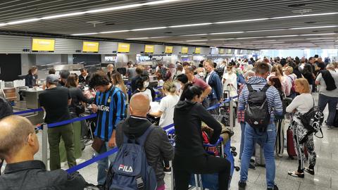 Viele Passagiere warten am Streiktag in Schlangen vor den Lufthansa-Schaltern