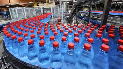 Flaschen werden in einer Produktionsstätte abgefüllt. 
