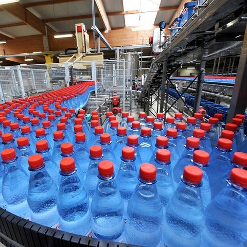 Flaschen werden in einer Produktionsstätte abgefüllt. 