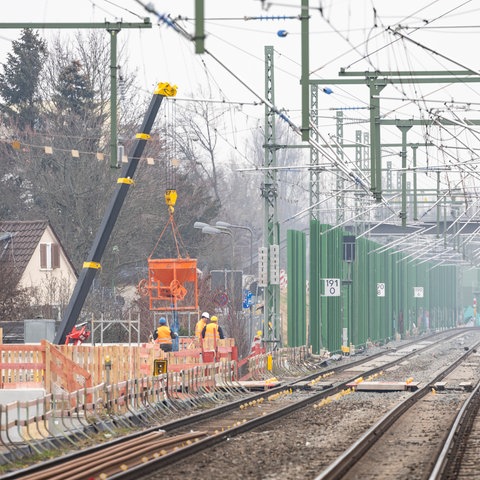 Arbeiten an der S-Bahnstrecke der Linie S6 in Frankfurt-Eschersheim.