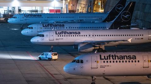 Abgestellte Passagiermaschinen der Lufthansa auf dem Flughafen Frankfurt.