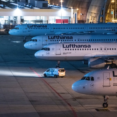 Abgestellte Passagiermaschinen der Lufthansa auf dem Flughafen Frankfurt.