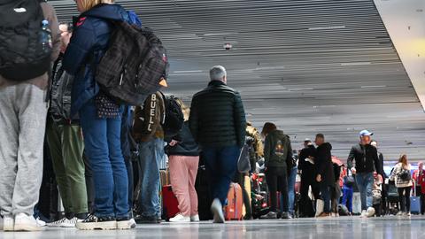 Zahlreiche Fluggäste stehen im Terminal 1 im Flughafen Frankfurt vor einem Informationsschalter der Lufthansa Schlange.