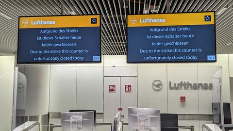 Unbesetzter Schalter der Lufthansa am Frankfurter Flughafen mit Hinweis auf den Streik