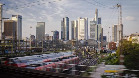 Frankfurter Hauptbahnhof vor Skyline