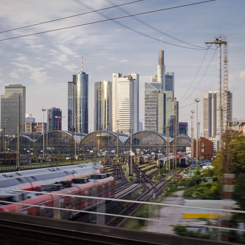 Frankfurter Hauptbahnhof vor Skyline