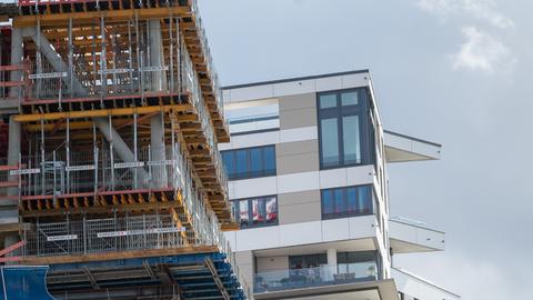 Ein Rohbau steht im Frankfurter Europaviertel vor einem bereits fertiggestellten Neubau.