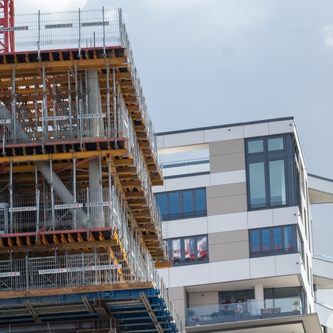 Ein Rohbau steht im Frankfurter Europaviertel vor einem bereits fertiggestellten Neubau.