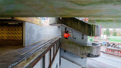 Entfernung eines Graffiti am Zugang zu einer U-Bahnhaltestelle in Frankfurt