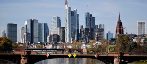 Die Frankfurter Skyline mit der Ignatz-Bubis-Brücke davor, von der Flößerbrücke aus gesehen