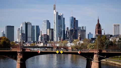 Die Frankfurter Skyline mit der Ignatz-Bubis-Brücke davor, von der Flößerbrücke aus gesehen