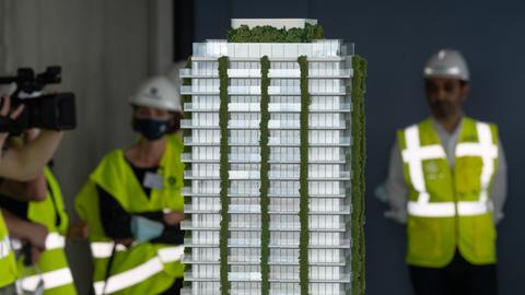 Modell des "Eden"-Towers mit seiner begrünten Fassade.