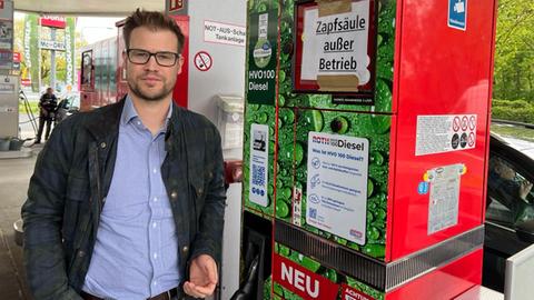 Kim Backhaus, der Geschäftsführer des Energieversorgers Roth, an der Öko-Diesel-Zapfsäule einer Roth-Tankstelle in der Frankfurter Borsigallee