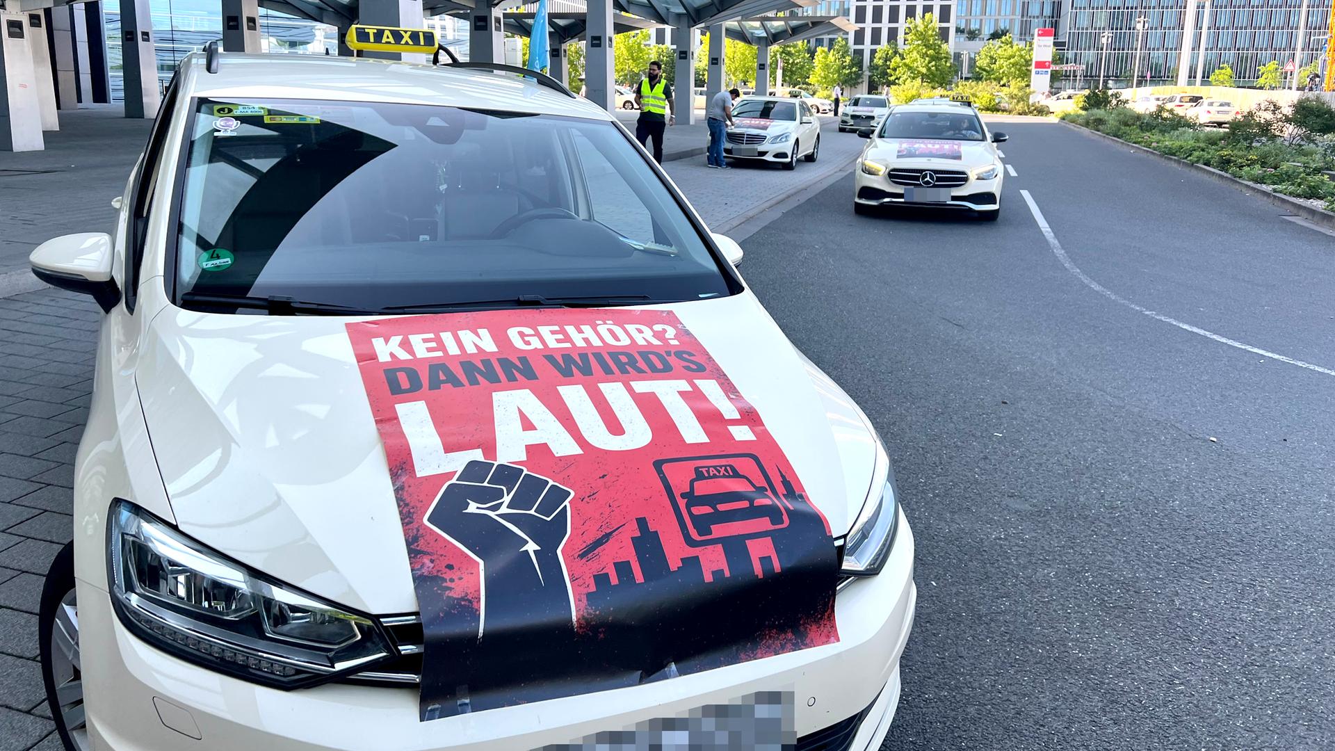 Taxifahrer protestieren in Frankfurt – mit Sternfahrt gegen Uber und Co. Taxifahrer protestieren in Frankfurt – mit Sternfahrt gegen Uber und Co.