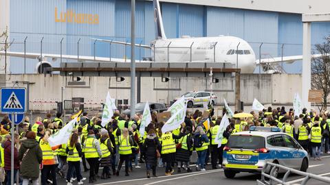 Streikende Flugbegleiter mit Bannern und Ufo-Fahnen am Frankfurter Flughafen.