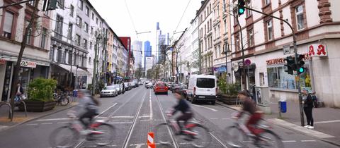 Wohnhäuser und Schweizer Straße in Frankfurt