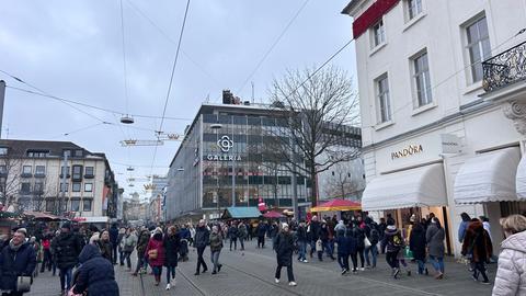 Warenhaus Galeria in Kassel - Fußgängerzone mit vielen Menschen