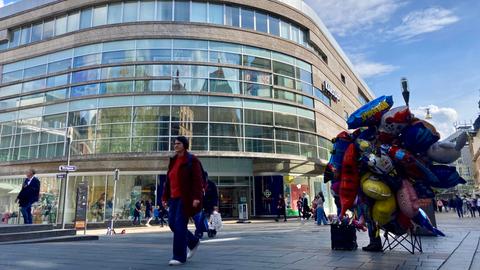 Menschen in der Einkaufsstraße vor der Galeria-Filiale in Wiesbaden. 