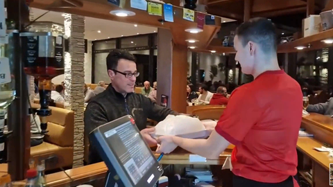 In seinem Restaurant in Mörfelden-Walldorf kann Gastronom Prodanovic die Schnitzel und Pommes weiter Aluschalen verkauft.