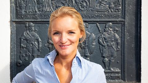 Johanna Ullrich, die General Managerin im Hattenheimer Gourmetrestaurant Kronenschlösschen, steht vor einer Wand.