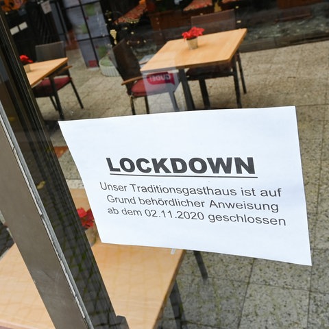 Ein Zettel, der am Fenster des Restaurants Lindenwirt in der berühmten Rüdesheimer Drosselgasse angebracht ist, hat die Aufschrift "Lockdown. Unser Traditionsgasthaus ist auf Grund behördlicher Anweisung ab dem 02.11.2020 geschlossen".
