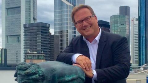 Michael Schramm, Chef der Isoletta-Gruppe, die elf Restaurants im Rhein-Main-Gebiet betreibt, gut gelaunt vor der Frankfurter Skyline.