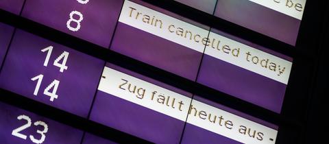 Auf einer Anzeigetafel der Bahn stehen Hinweise zu den Zugverbindungen wie "Zug fällt heute aus"
