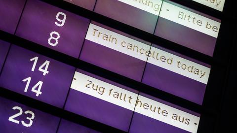 Auf einer Anzeigetafel der Bahn stehen Hinweise zu den Zugverbindungen wie "Zug fällt heute aus"