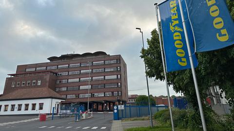 Sinnbildlich: Graue Wolken hängen über dem Goodyear-Werk in Fulda.